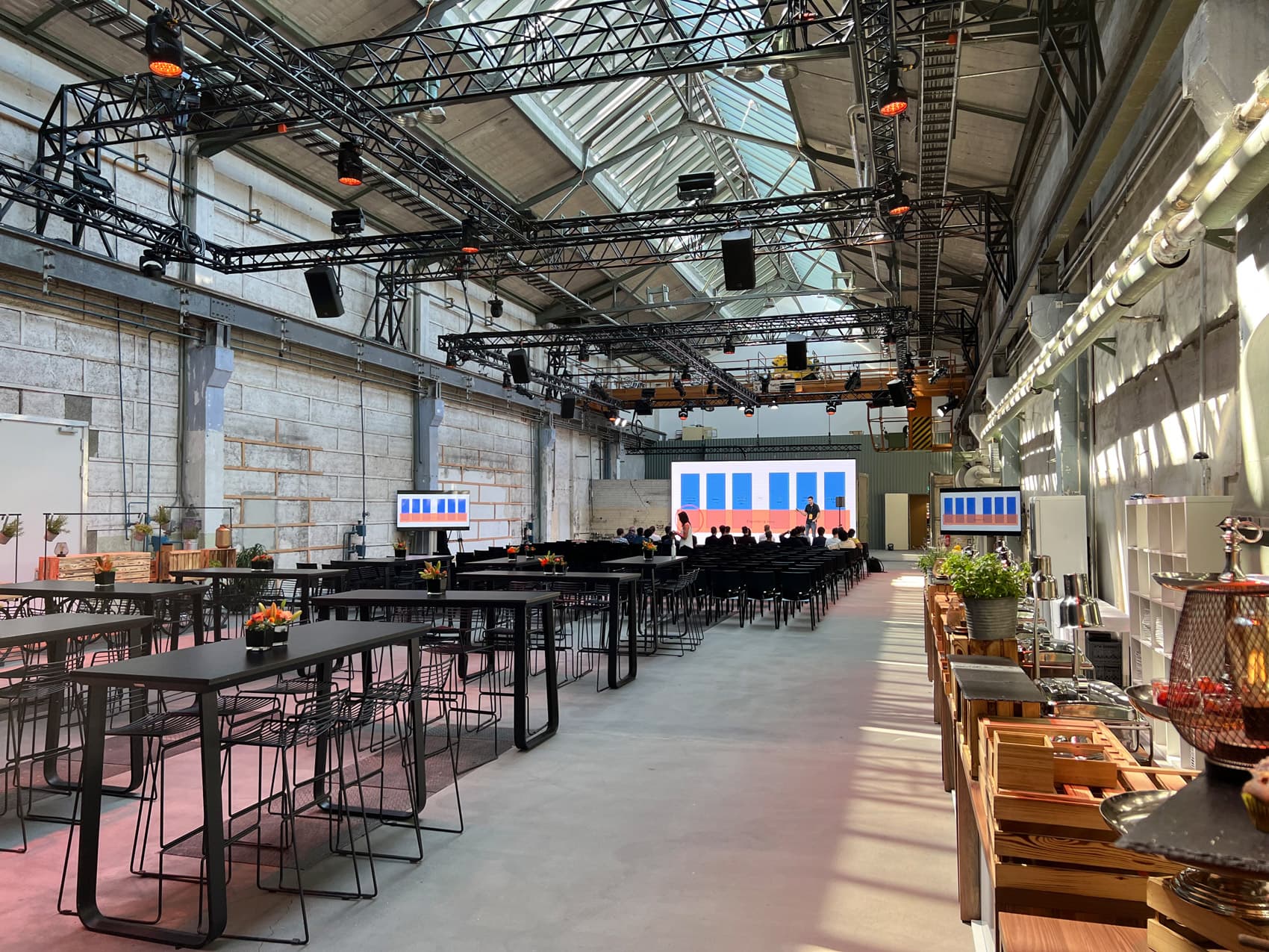 Bühne, Screen und Reihenbestuhlung – Konferenz- / Talk-Setup.